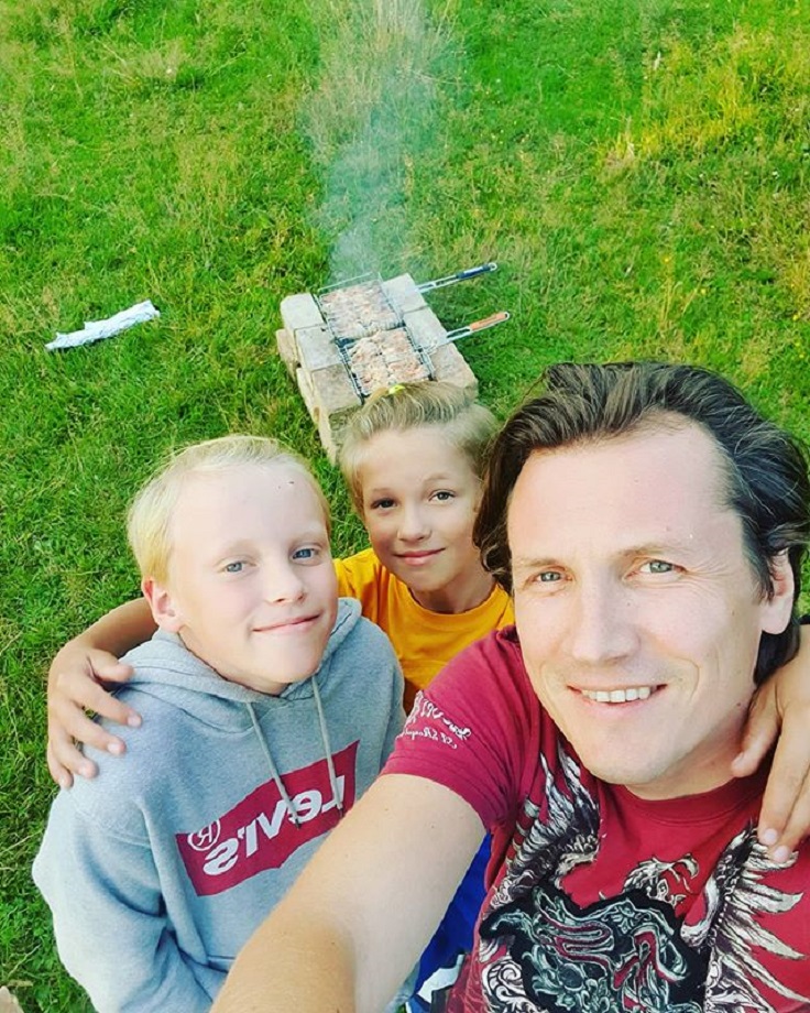 «Нам уже 10»: Вячеслав Мясников поделился новой фотографией своих подросших сыновей-двойняшек Константина и Максима
