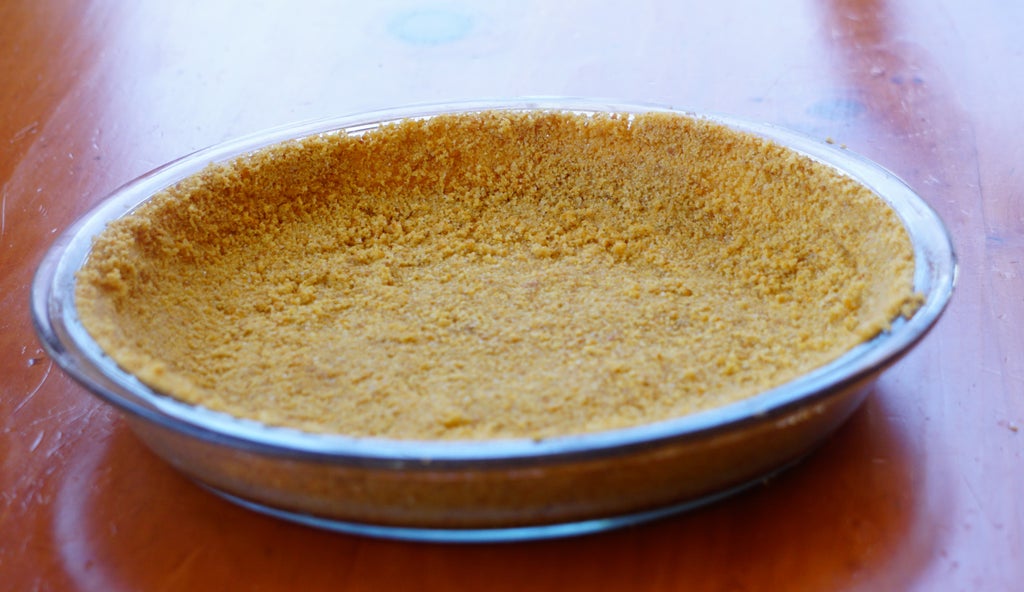 Пирог с нежным лимонным муссом на основе корочки из крекеров: экзотическая выпечка для дружеских посиделок