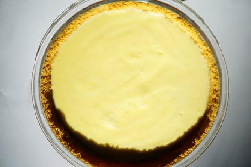 Пирог с нежным лимонным муссом на основе корочки из крекеров: экзотическая выпечка для дружеских посиделок