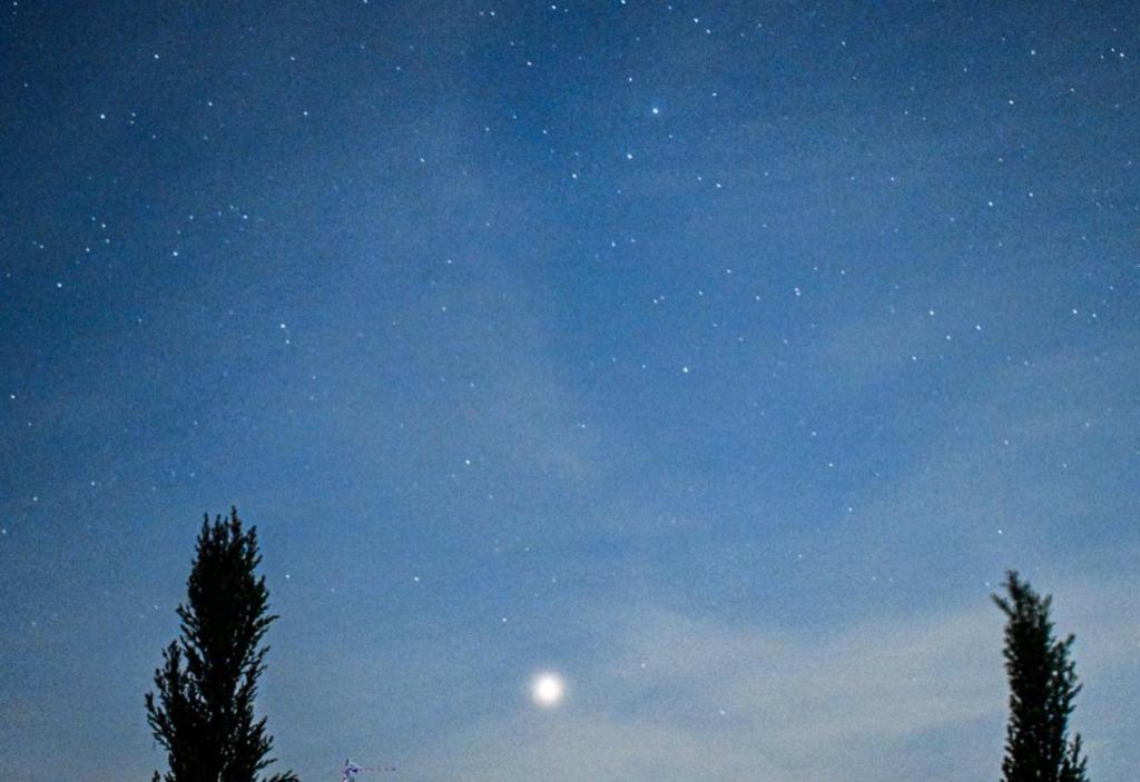 Красивое зрелище: Венера и перевернутая Луна попали на одно фото