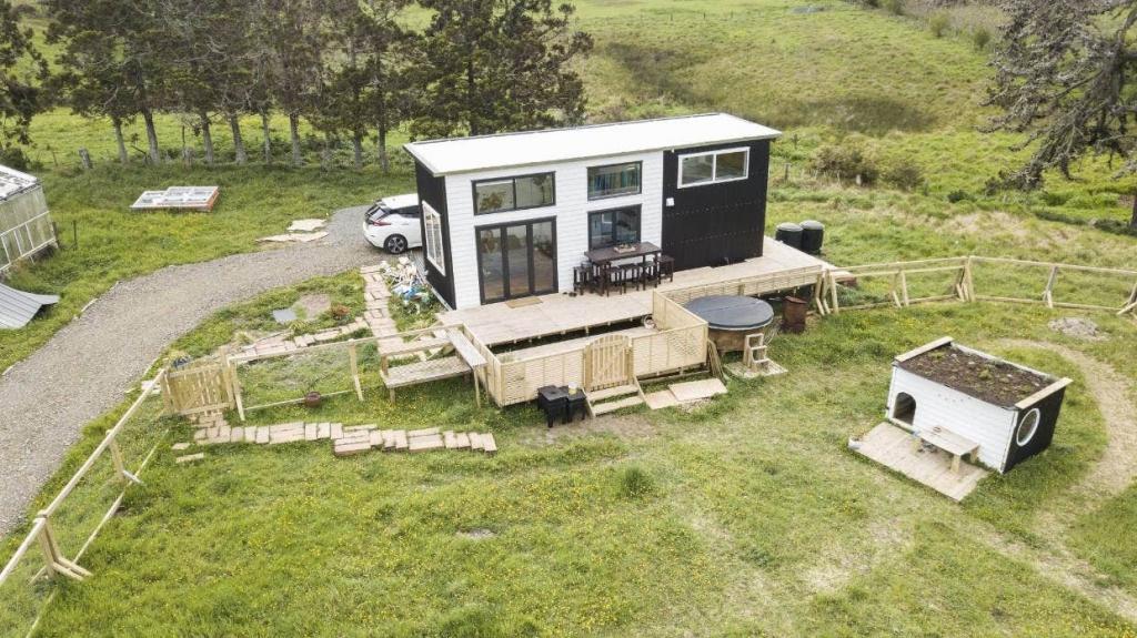 Семья из Новой Зеландии построила мини дом с помощью друзей и инструкции Youtube