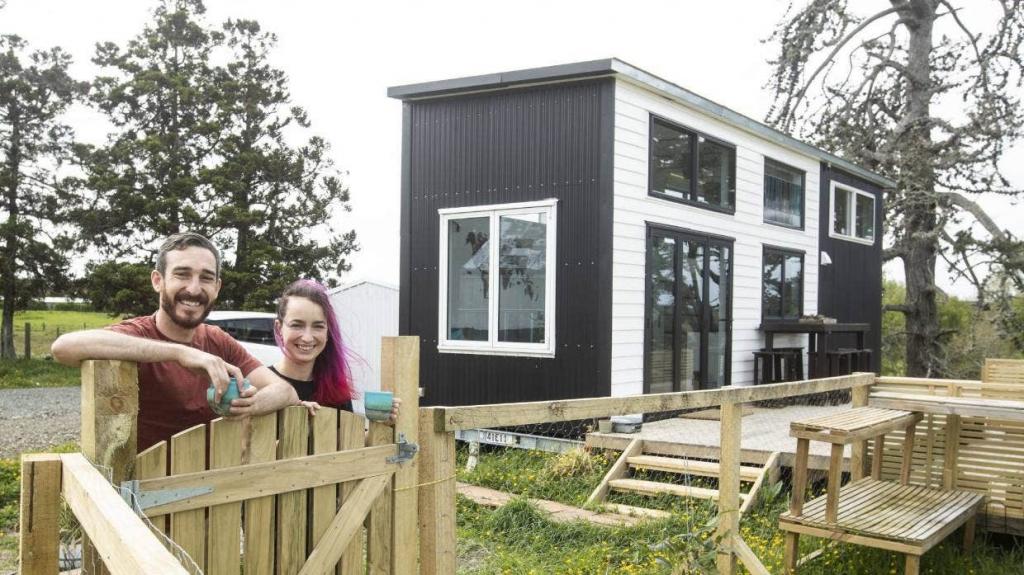 Семья из Новой Зеландии построила мини дом с помощью друзей и инструкции Youtube