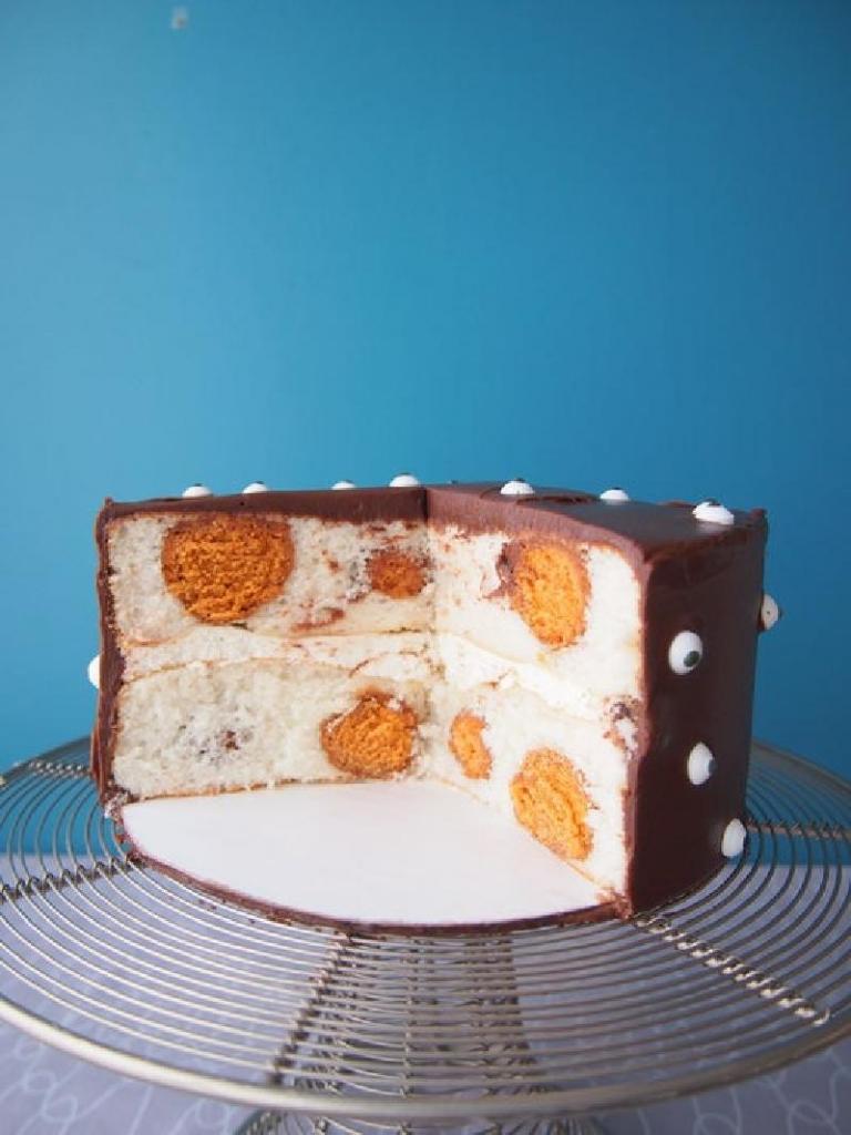 Бисквитный торт на праздничный стол: воздушное лакомство с необычным дизайном