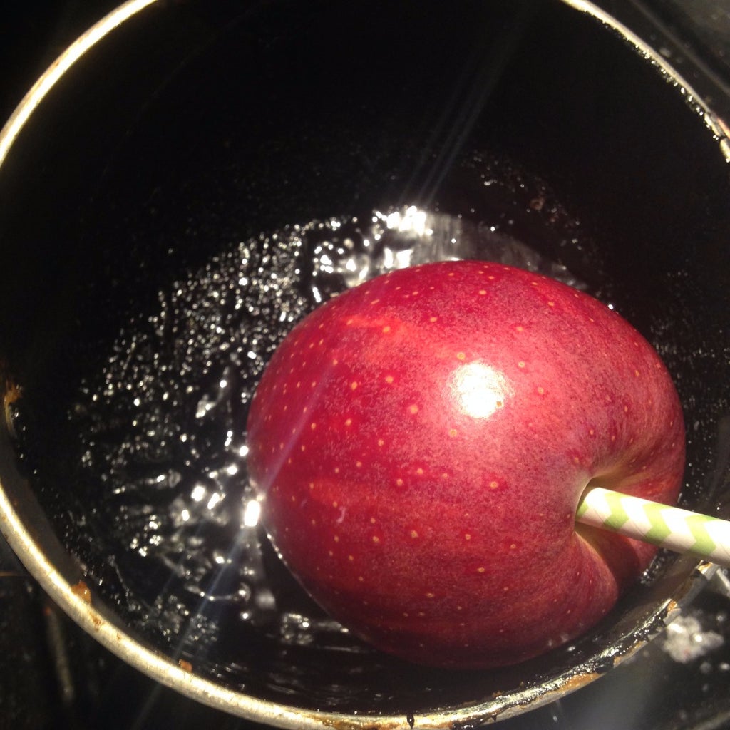 "Заколдованное" яблоко к Хэллоуину: готовим сочный фрукт в черной карамели
