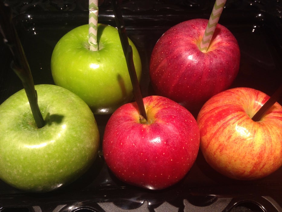 "Заколдованное" яблоко к Хэллоуину: готовим сочный фрукт в черной карамели