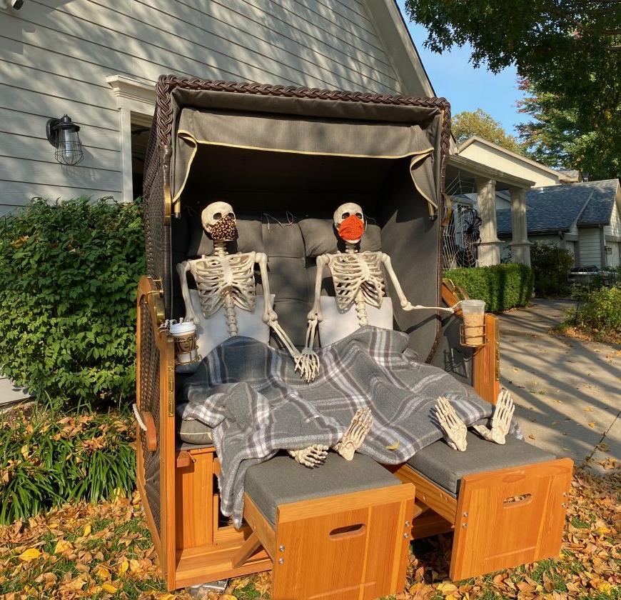 Звезды Хэллоуина - Чарльз и Агата: два муляжа скелетов загорали, обедали, отдыхали в палатках и играли в листьях