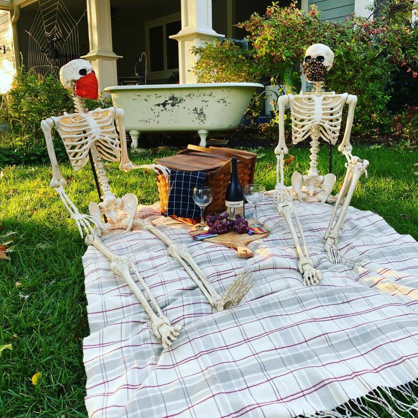 Звезды Хэллоуина - Чарльз и Агата: два муляжа скелетов загорали, обедали, отдыхали в палатках и играли в листьях