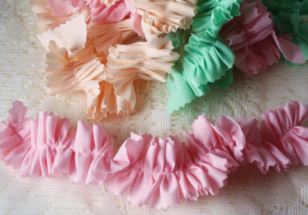 Сшила из ткани очаровательные рожки мороженого с рюшами. Из них можно сделать милый детский мобиль или использовать для декорации на празднике