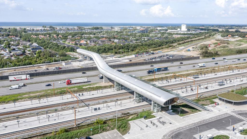 Необычный футуристический мост построили в Копенгагене. Как он выглядит: фото