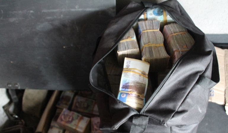 Скромная семья из Бразилии не раздумывая вернула сумку, полную денег, которая попала к ним случайно. Поступок вызвал восторг в Сети