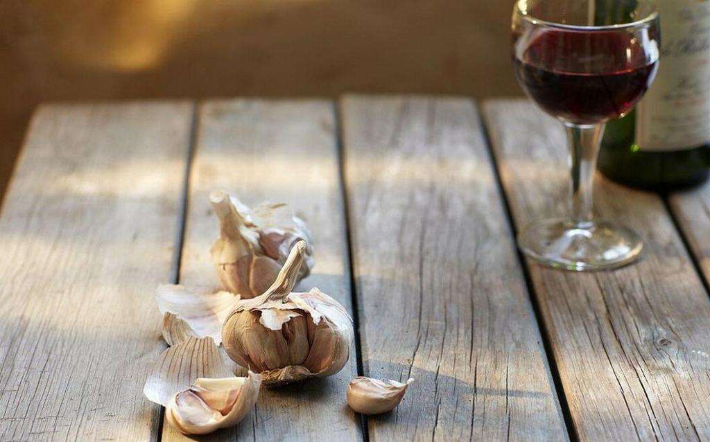Чеснок и красное вино могут помочь убрать жир на животе и укрепить иммунитет. Нужно пить всего 3 ложки настойки