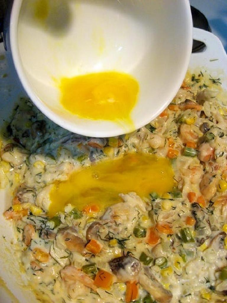 Запекаю в горшочке пирог с белой рыбой, овощами и сливочным соусом: корочка получается хрустящей, а начинка нежной и сытной