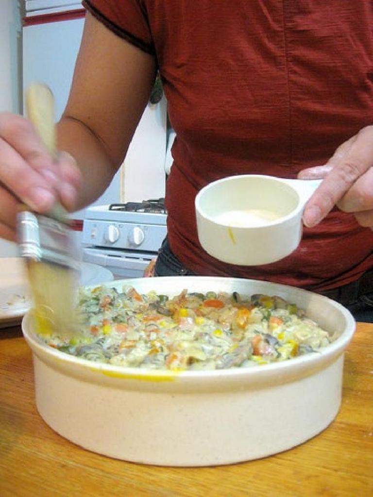 Запекаю в горшочке пирог с белой рыбой, овощами и сливочным соусом: корочка получается хрустящей, а начинка нежной и сытной