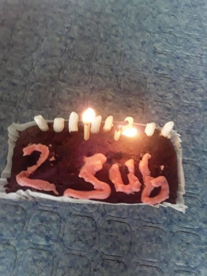 Девятилетняя Мэри Грейс Эскобер кексом и свечой отпраздновала две подписки на свой канал YouTube: через несколько часов их количество подскочило до 100 тысяч