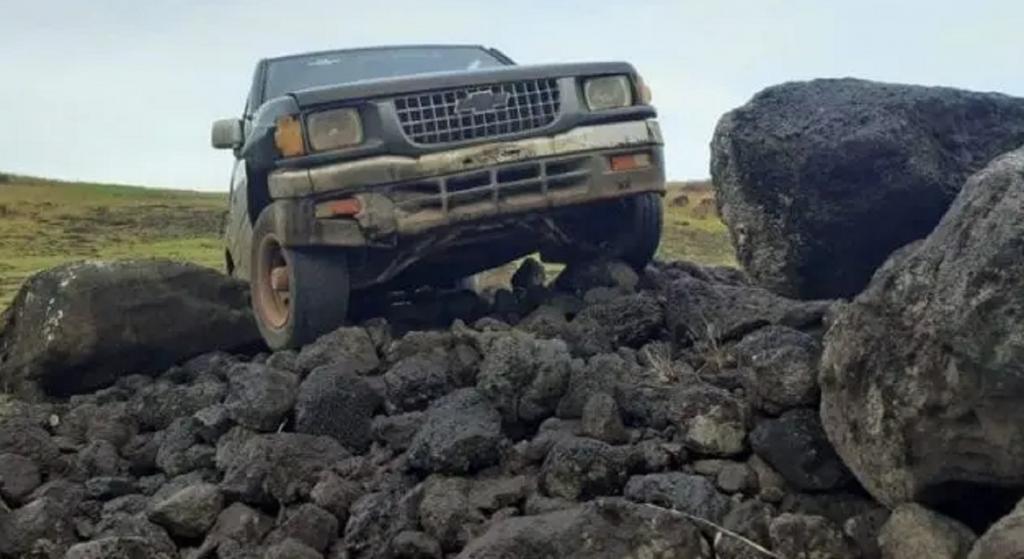 Небрежный водитель наехал на священную статую в Чили: общественность негодует и высказывает разные мнения