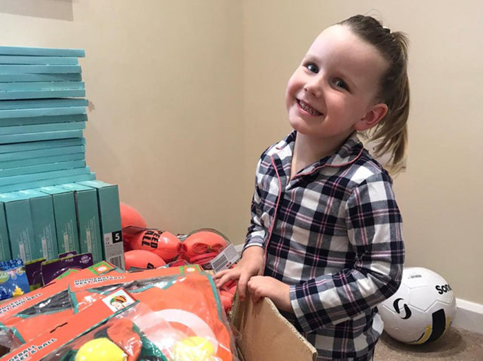 4-летняя Пиппа начала собирать рождественские наборы для нуждающихся детей после того, как ей приснился кошмарный сон, что у них нет подарков