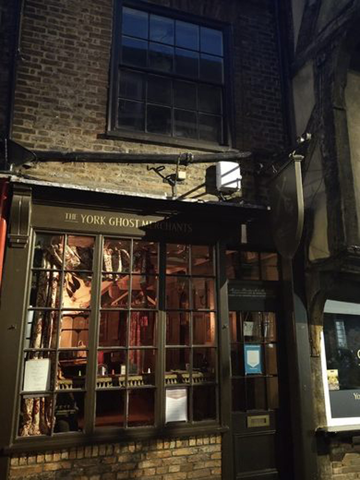 Йорк, Англия: в городе существует странный магазин, где продают фигурки привидений