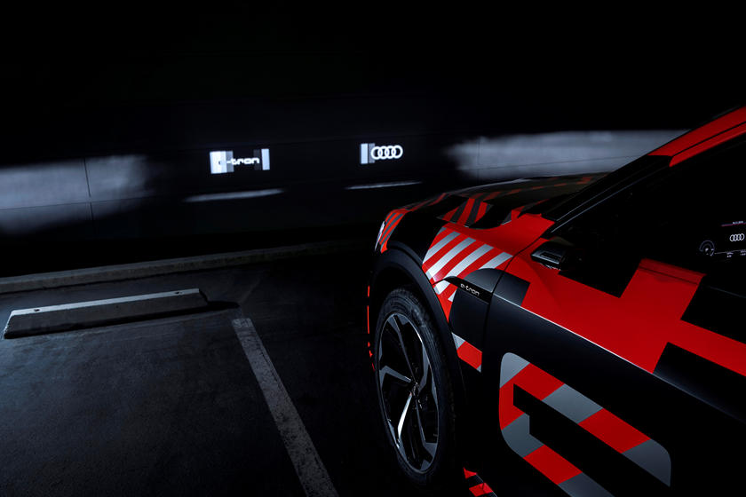 Для безопасности вождения: новые "умные" фары Audi могут проецировать анимированные изображения на дорогу
