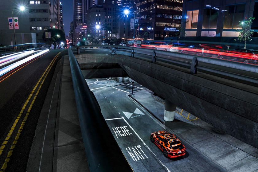 Для безопасности вождения: новые "умные" фары Audi могут проецировать анимированные изображения на дорогу