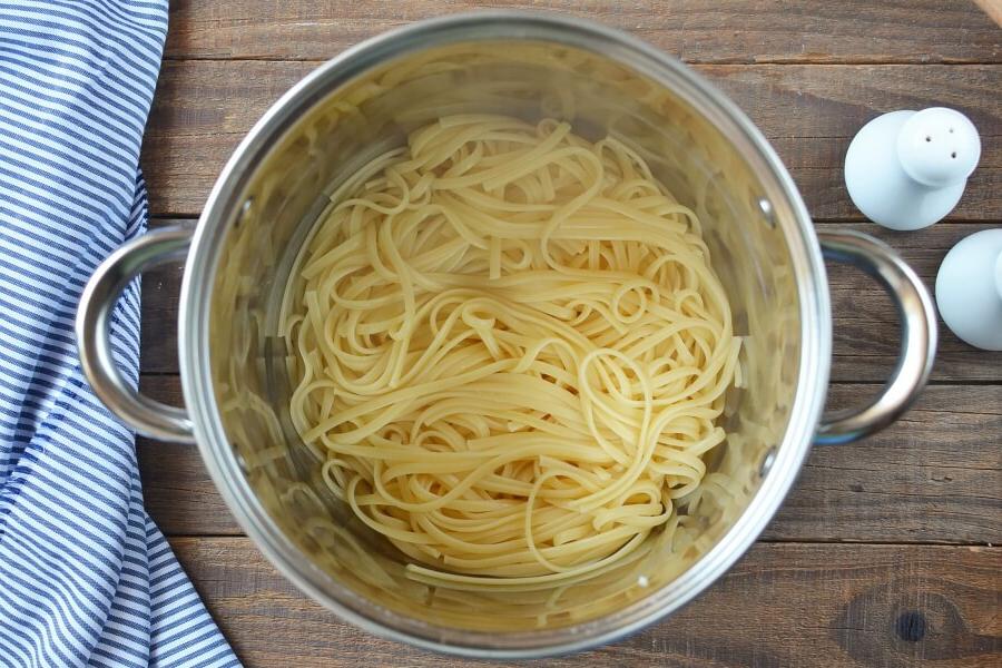 Простая, но на редкость сытная запеканка из спагетти, тунца и грибов: подсмотрела рецепт в меню одного итальянского ресторана