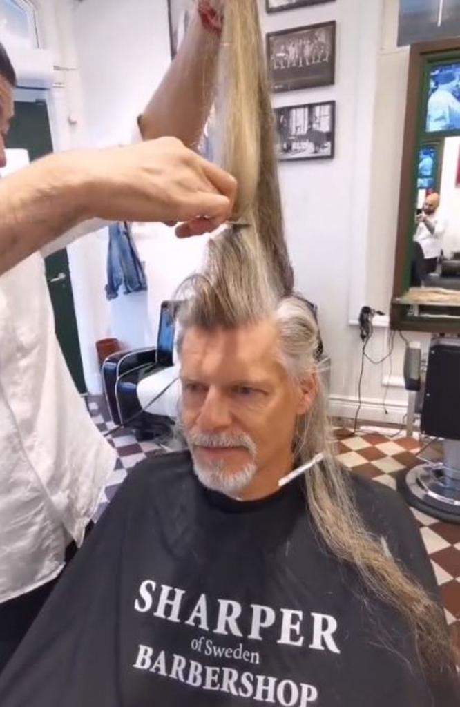 Обойдемся без расчесок – парикмахер срезал косы: барбер поработал над клиентом на славу (фото)