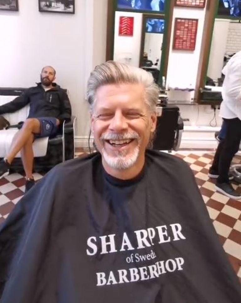 Обойдемся без расчесок – парикмахер срезал косы: барбер поработал над клиентом на славу (фото)