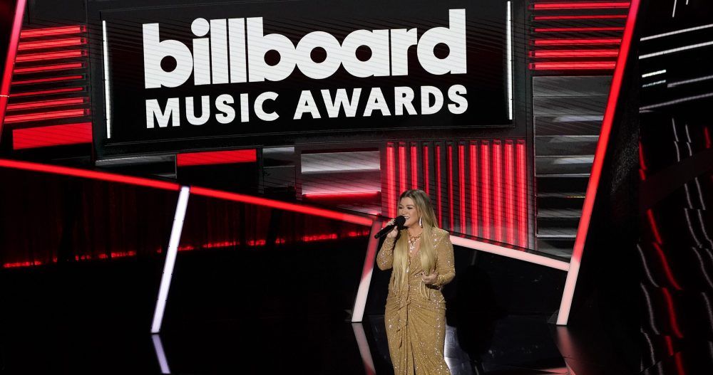 Келли Кларксон пела в пустой аудитории, а Билли Айлиш не снимала маску: как музыкальная премия Billboard Music Awards 2020 года отразила эру COVID-19