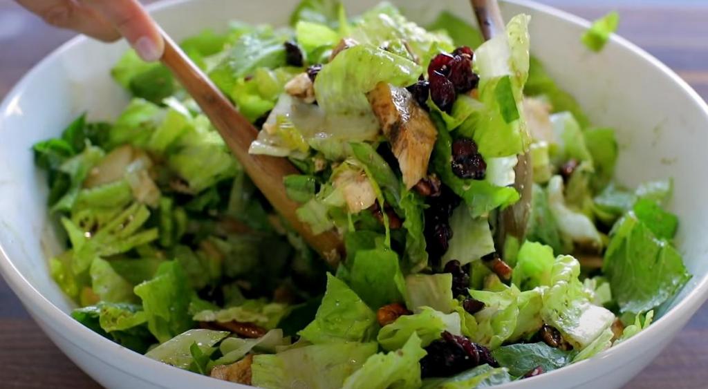 Осенний салат из рубленой курицы с грушами, клюквой и орехами: полчаса - и вкуснейшее блюдо можно подавать к столу
