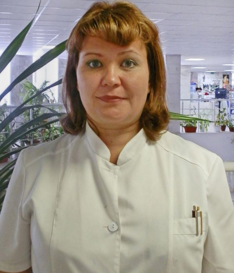 Светлой стороной к лицу: эпидемиолог Ирина Переладова объяснила, как правильно носить одноразовую медицинскую маску