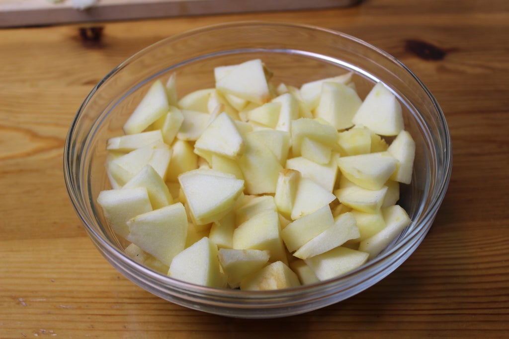 Обжариваю лосося с яблоками, луком и финиками, а затем заливаю сливочным соусом: ароматное лакомство лучше всего подавать с рисом