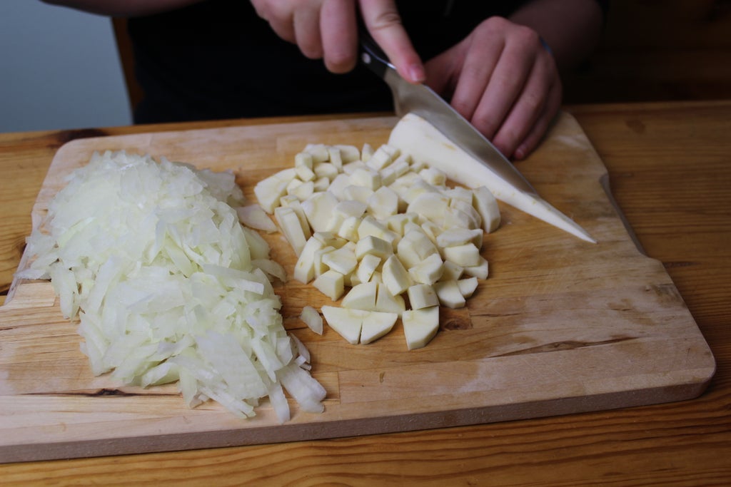 Обжариваю лосося с яблоками, луком и финиками, а затем заливаю сливочным соусом: ароматное лакомство лучше всего подавать с рисом