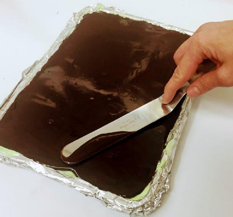 Шоколадные мятные пирожные для тех, кто любит экспериментировать на кухне: нестандартный десерт с ярким вкусом