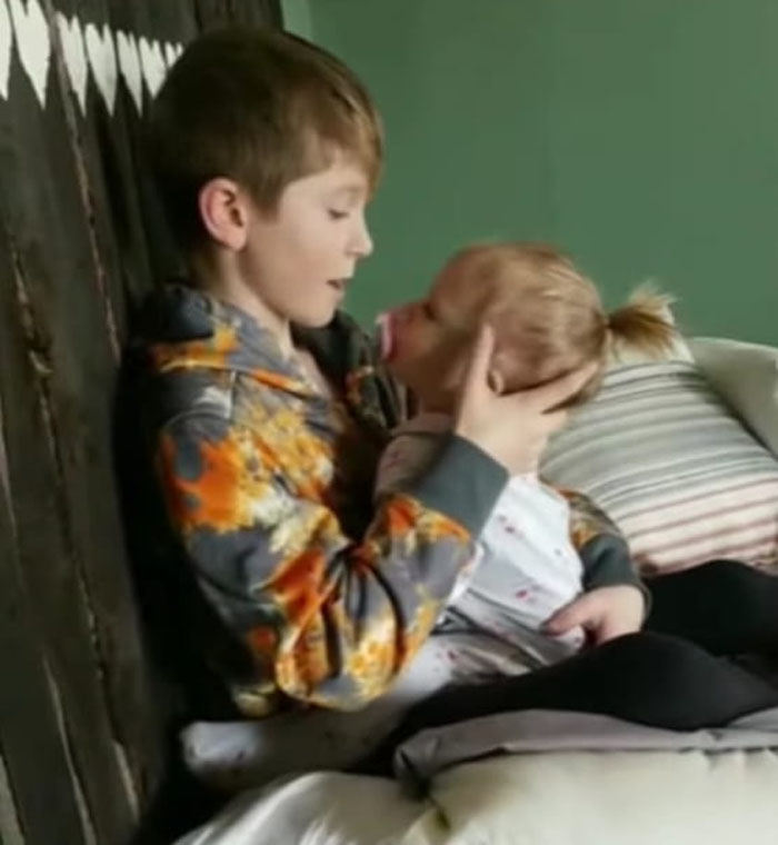 Старший брат поет колыбельную своей сестренке, и их невидимая связь способна растопить даже каменное сердце (видео)