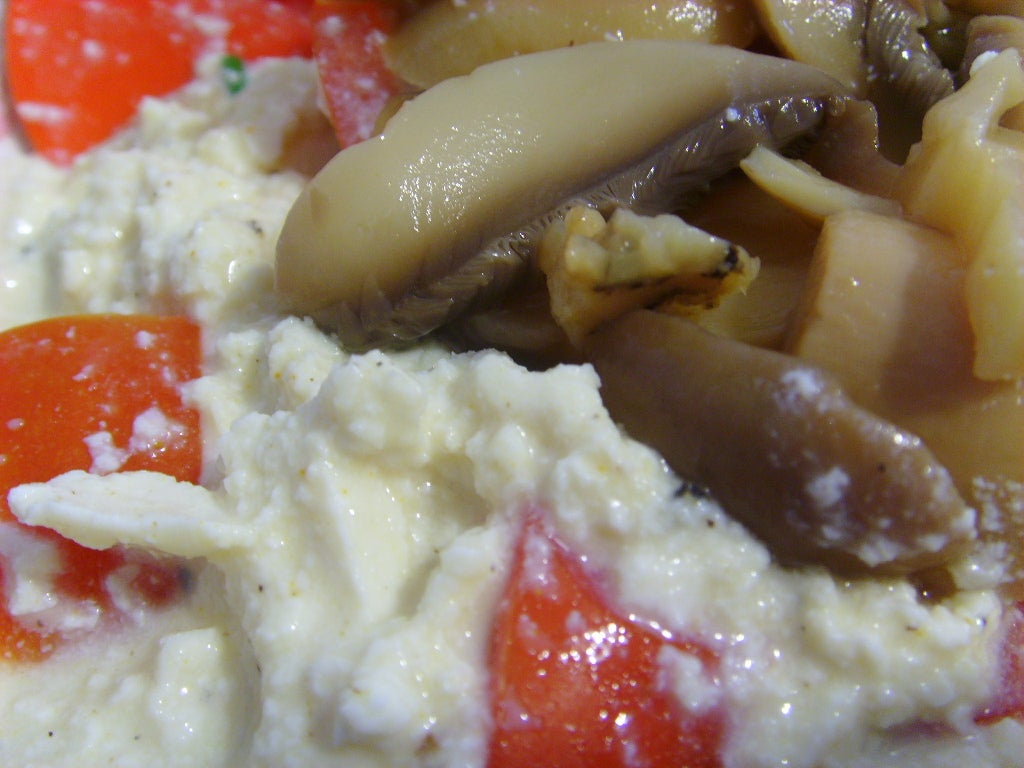 Утро должно начинаться с сытного завтрака: готовим нежный ролл с начинкой из тофу, помидора и грибов