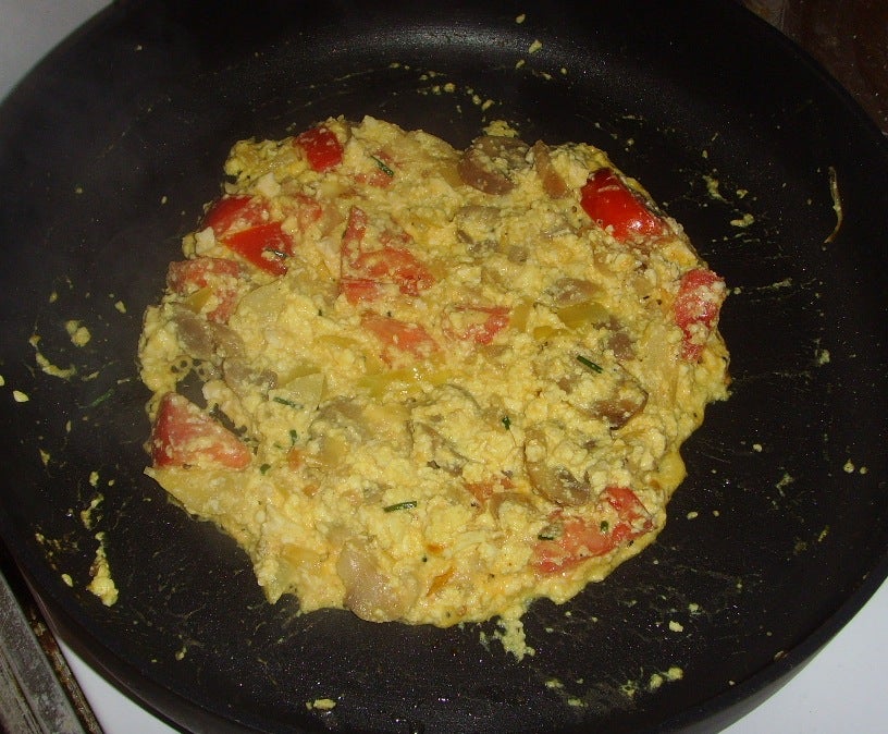 Утро должно начинаться с сытного завтрака: готовим нежный ролл с начинкой из тофу, помидора и грибов