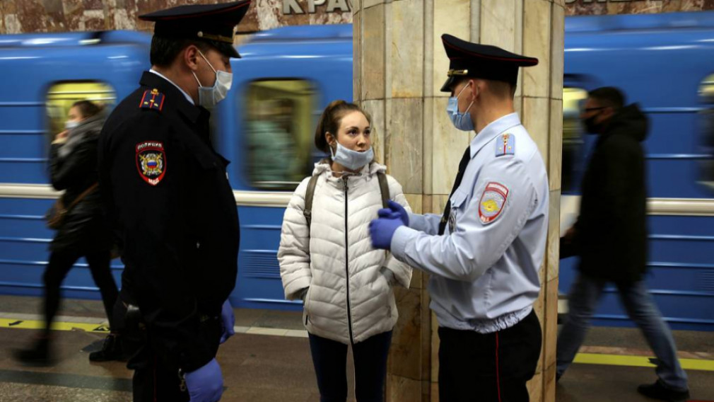 Штраф 5 тысяч: полицейские Москвы начали масочные рейды в транспорте
