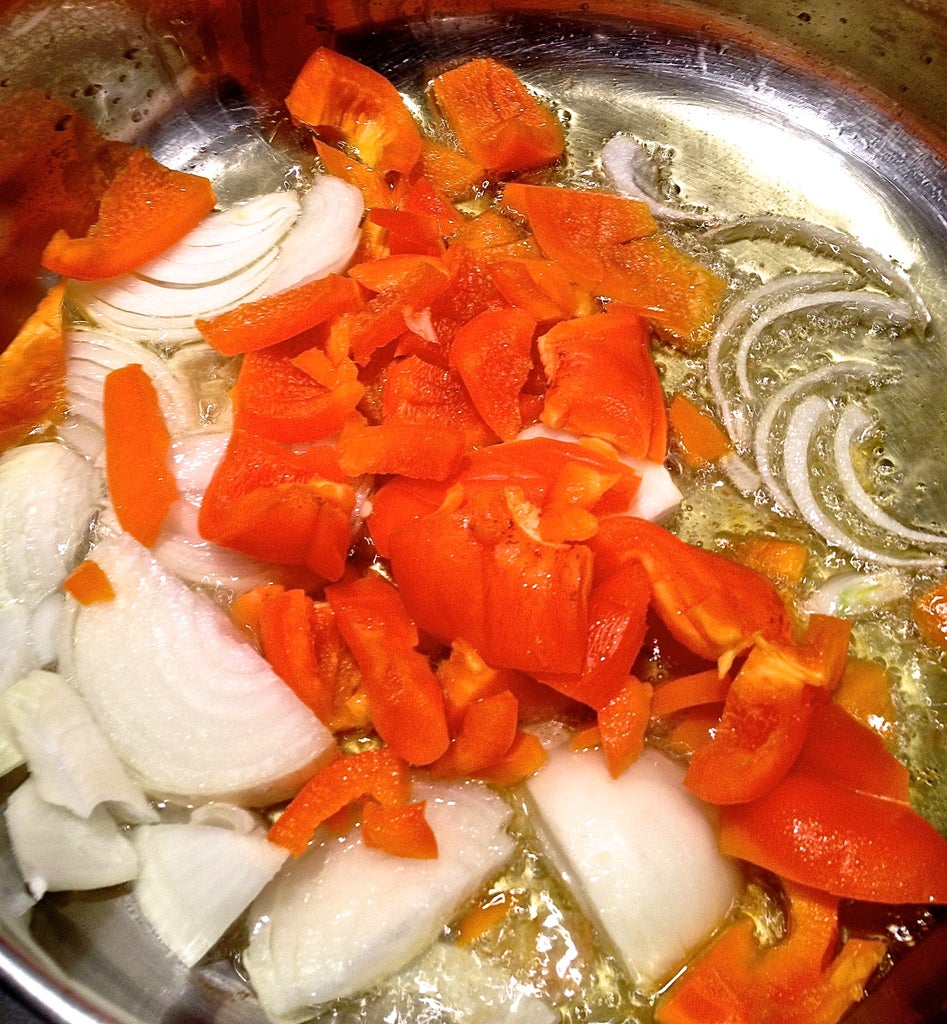 Обжариваю овощи и клюкву в бальзамическом соусе, а затем смешиваю с киноа: к такому гарниру и мясо не нужно