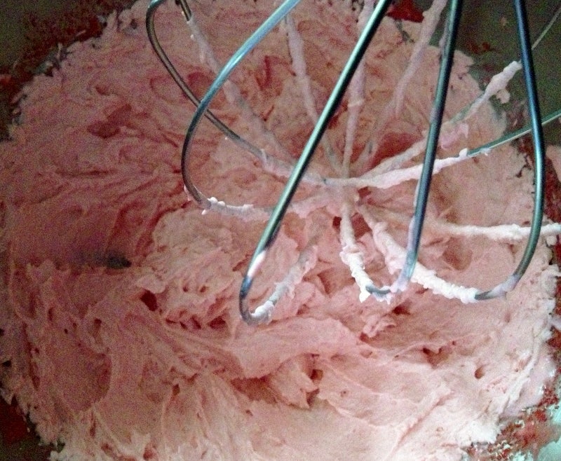 Домашний пирог с ревенем, клубникой и воздушным кремом: трехслойное лакомство, от которого невозможно оторваться