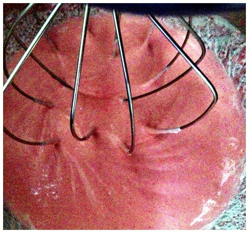 Домашний пирог с ревенем, клубникой и воздушным кремом: трехслойное лакомство, от которого невозможно оторваться