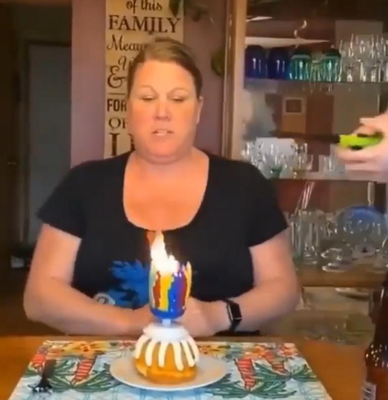 Казалось бы, обычная свеча: дети удивили маму-именинницу своим собственным фаер-шоу