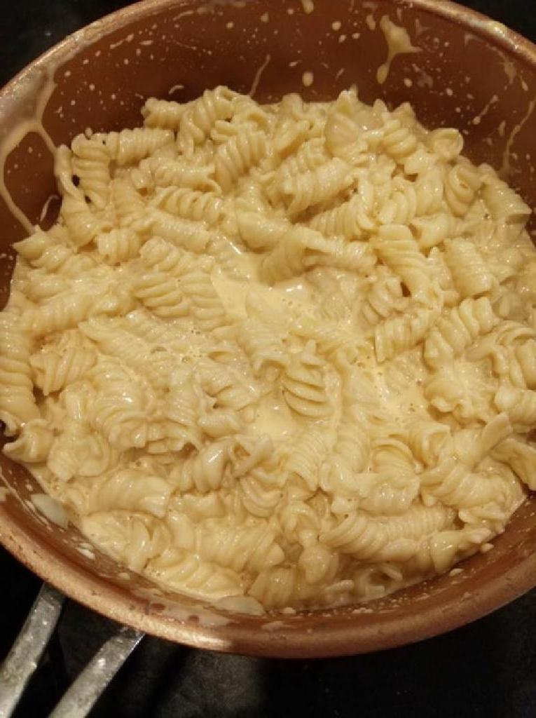 Макароны с сыром внутри "хлебной миски" - необычный вариант сытного и вкусного ужина
