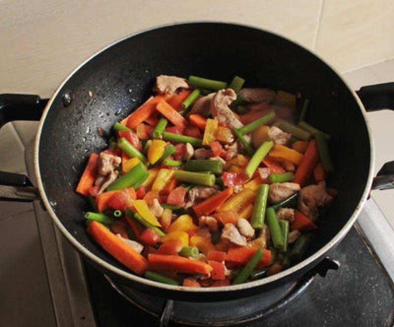 Пряное курино-овощное рагу для тех, кто хочет разнообразить свой рацион питания здоровой пищей