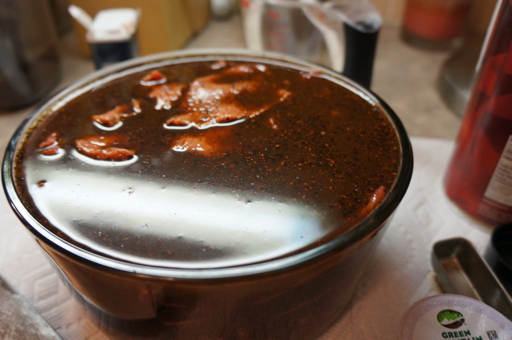Вяленое мясо в кофейном маринаде: сытная закуска отлично дополняет горячительные напитки