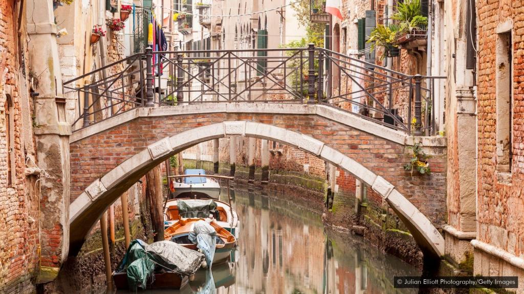 Вот как выглядит настоящая Венеция, в которой до сих пор сохранилась местная культура