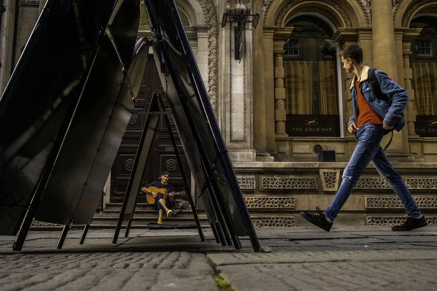 Фотограф Дэн Моррис попытался запечатлеть суть британской городской жизни в своих снимках