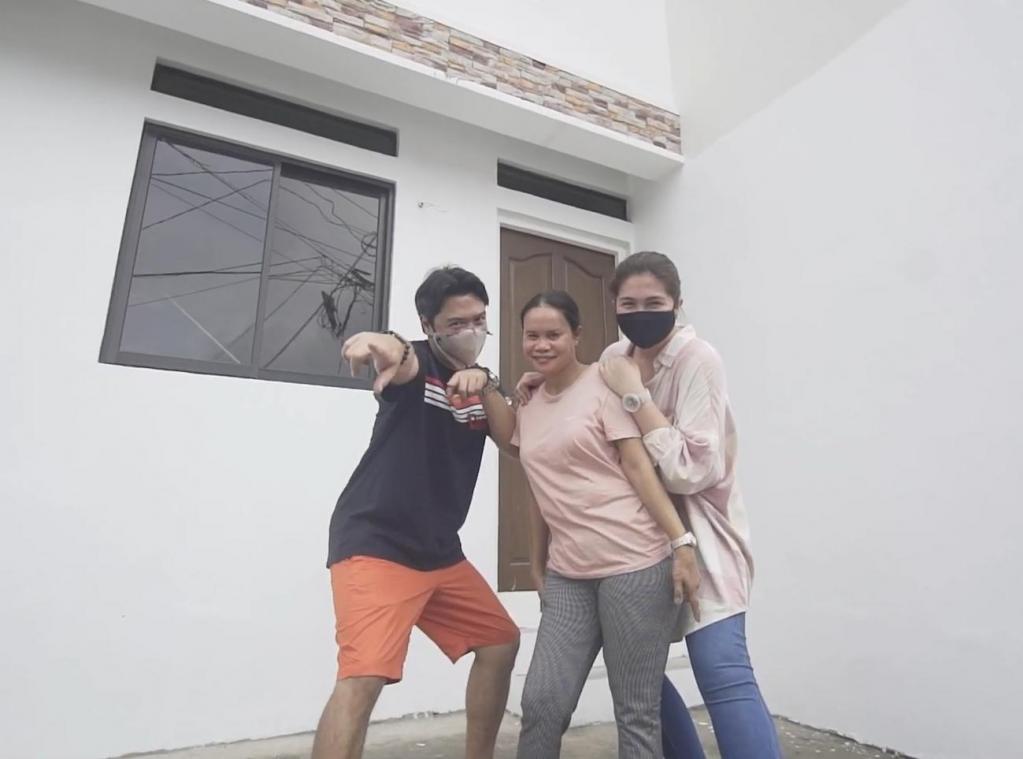 Филиппинская актриса и ее муж пригласили свою экономку на экскурсию по дому: женщина не подозревала, какой сюрприз для нее приготовили (фото)