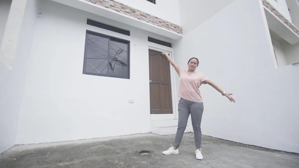 Филиппинская актриса и ее муж пригласили свою экономку на экскурсию по дому: женщина не подозревала, какой сюрприз для нее приготовили (фото)