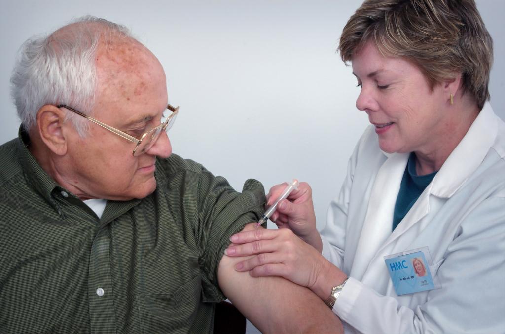 Сложности с вакцинацией пожилых людей: их иммунная система менее восприимчива к защите от коронавирусной инфекции