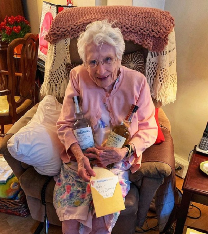 «Сейчас не время делать уколы»: Дуэйн Джонсон отправил подарок своей поклоннице в честь ее 101-го дня рождения