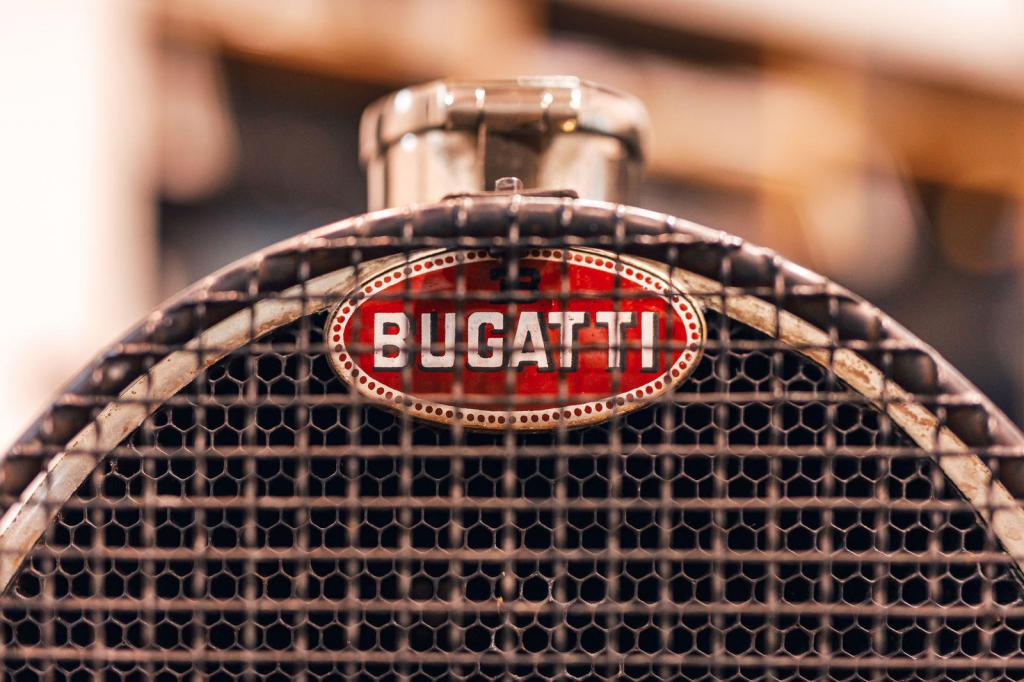 Красный цвет символизирует силу и страсть: интересные факты об эмблеме Bugatti, о которых мало кто знает